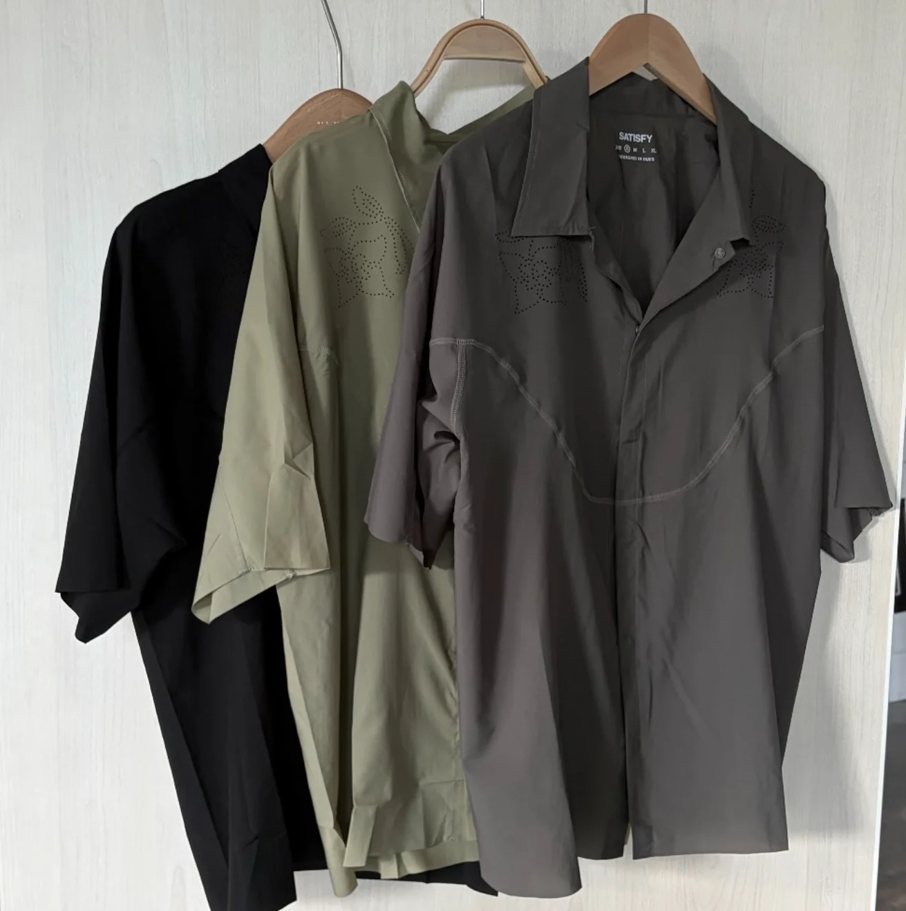 Satisfy running laser punching quick drying breathable multi-function storage pocket sports shirt