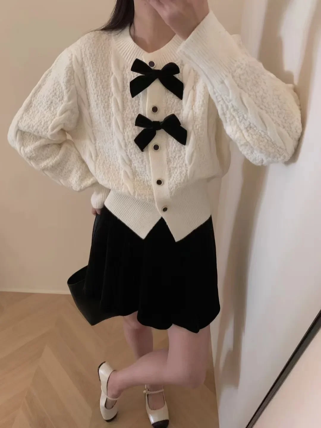 

2025 Spring New French Sequins Bow Tie Cardigan Women's Sweet Style Knitted Top