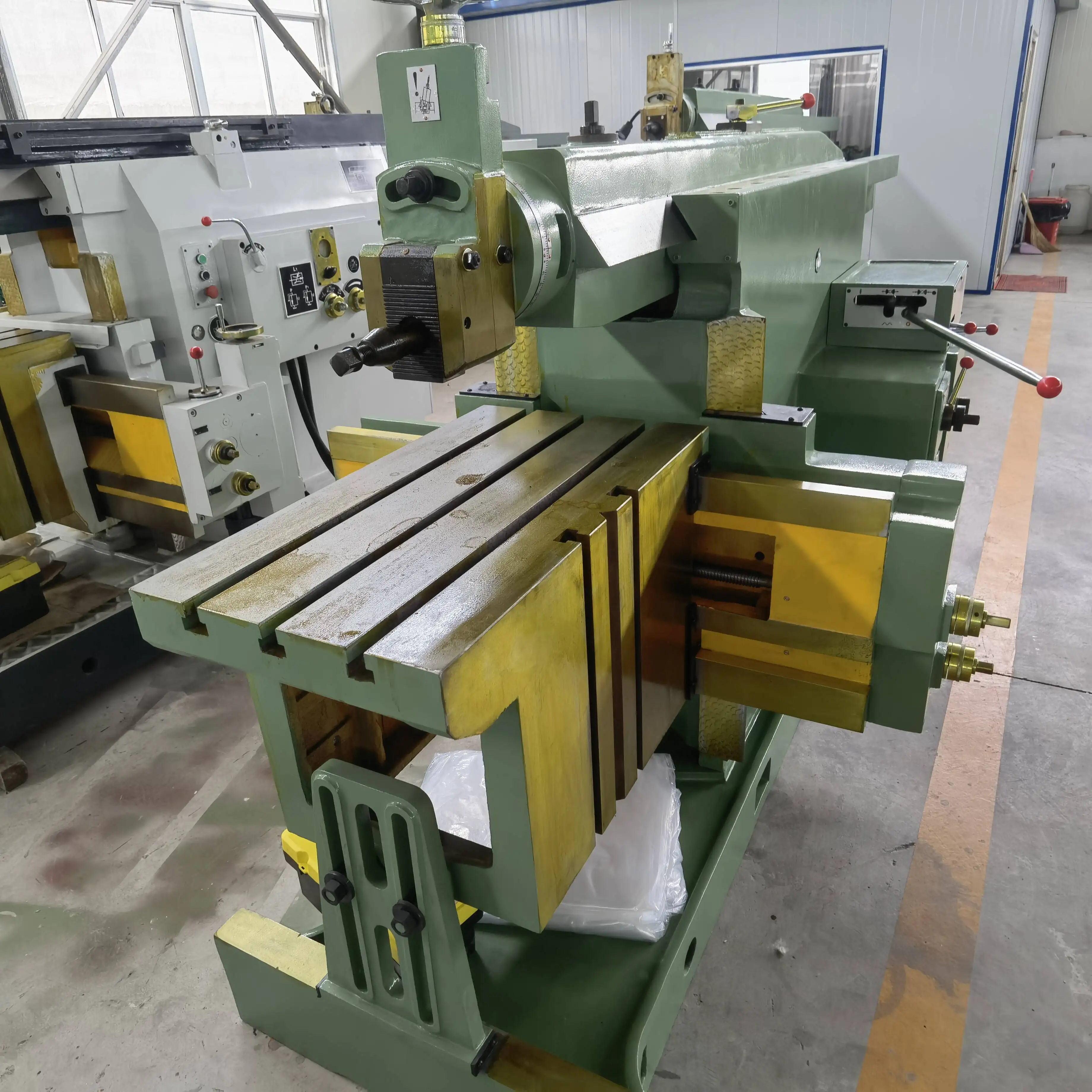 مشكل هيدروليكي أوتوماتيكي بالكامل عالي الجودة Hine Bc60100 مسوي تشكيل معدني أفقي جديد وتشقيط هاينز