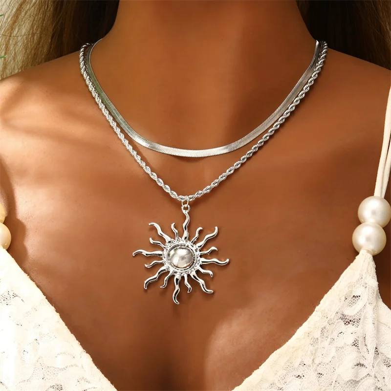 Übertriebene große Sonnen-Anhänger-Halskette für Frauen, trendige doppellagige Schlangenknochen-Kette, Halskette, Sommer-Schmuck-Accessoires – Detail 2