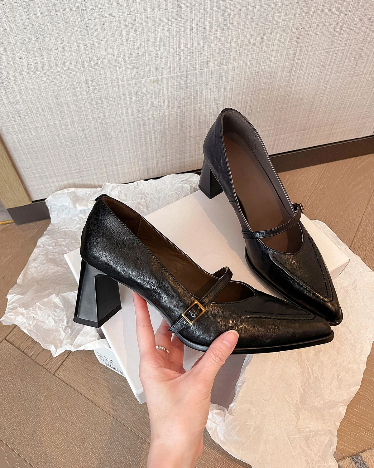 2026 Vintage Leather Distressed Pointed-Toe Chunky Heel Mary Jane Shoes for Women with Single Strap