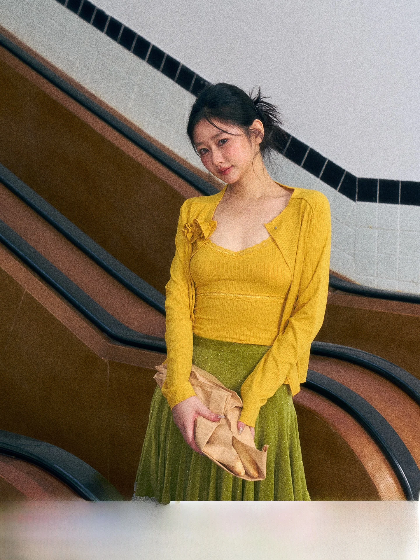 

Оригинальный вязаный открытый кардиган на бретельках для похудения, комплект из двух предметов, женский осенне-зимний комплект из полиэфирного волокна желтой розы