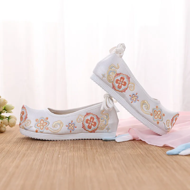 2026 Women's White Floral Embroidery Slanted-Toe Hanfu Shoes Spring Summer Flat Traditional Performance Shoes Q-807