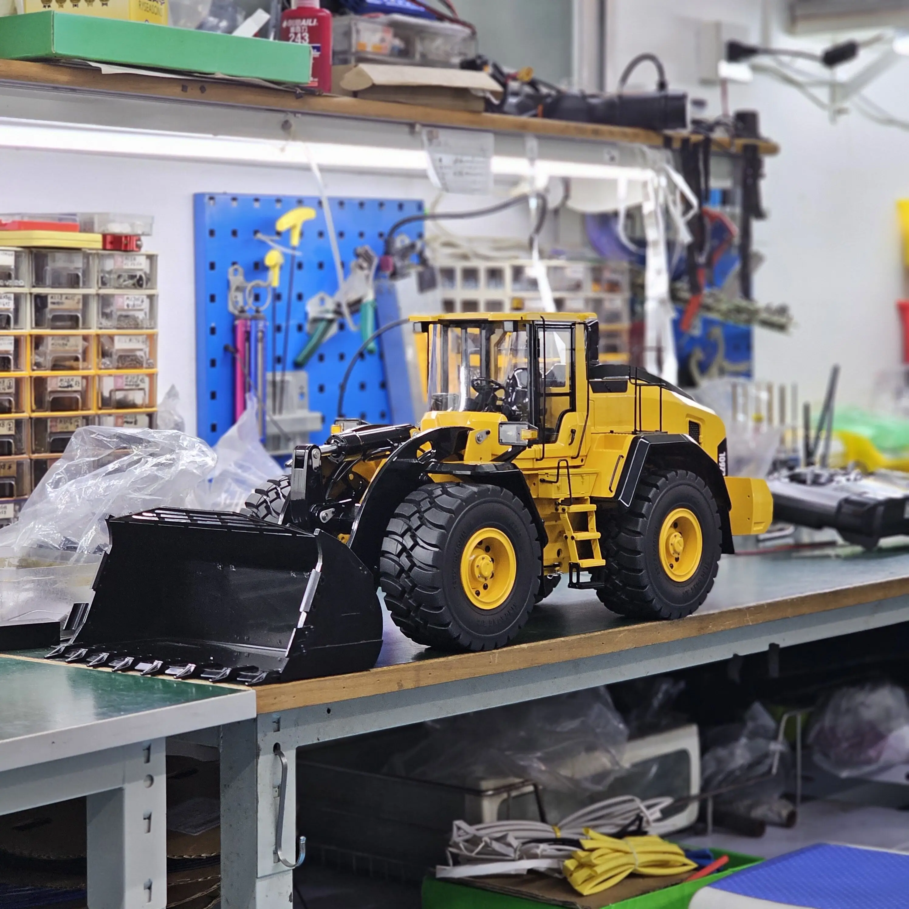 US Stock Toys 1/14 RTR E260L RC Hydraulic Loader Radio Control Metal Car Construction Vehicle Quick Coupler Light Sound Machine