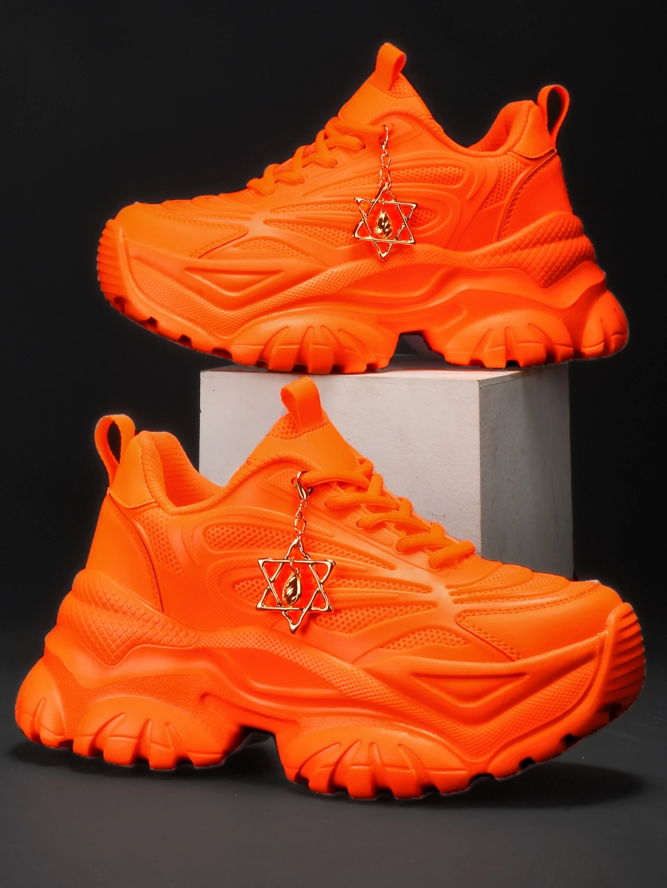 Zapatillas vulcanizadas de moda para mujer, ideales para todas las estaciones y actividades al aire libre. Zapatillas deportivas ligeras de suela gruesa de 7 cm que aumentan la altura, en color naranja, con un estilo moderno y atractivo. Adornadas con un dije desmontable en forma de hexagrama con motivos de gotas de agua doradas. Adecuadas para correr, hacer ejercicio físico y para diversas ocasiones.