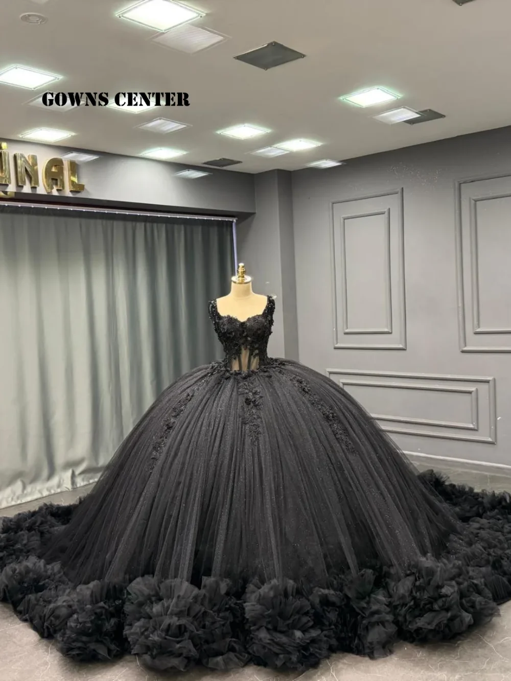 

Черное кружевное бальное платье с широкими спагетти и рюшами и шлейфом, платье Quinceanera с аппликациями из бисера Sweet 15, Vestidos De 15 Años по индивидуальному заказу