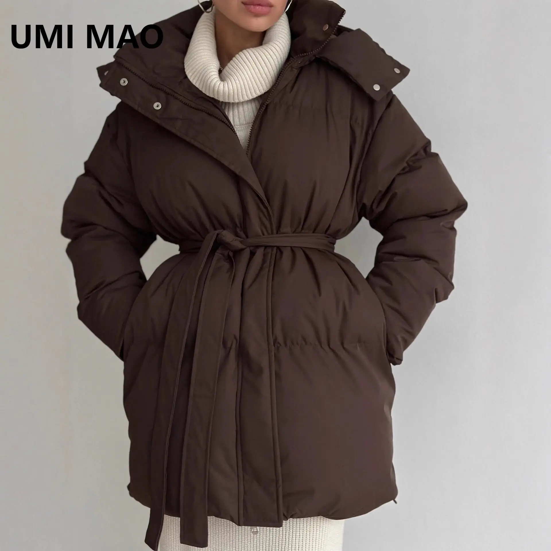 

UMI MAO Стиль Повседневная утягивающая куртка-пуховик средней длины с капюшоном для женщин с утолщенным хлопковым пальто коричневого цвета