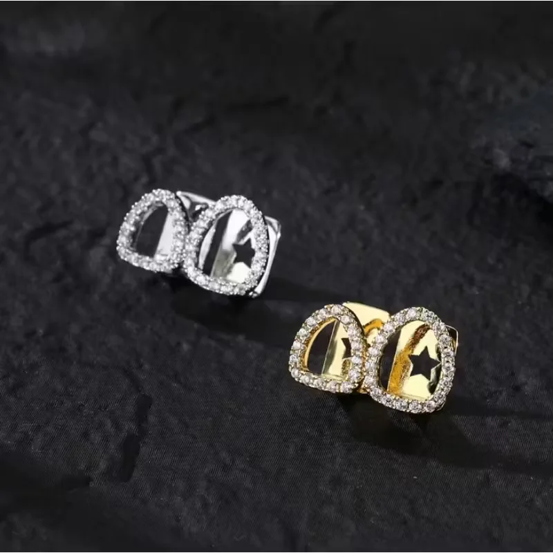 قطعتان من شوايات الأسنان المجوفة المزدوجة على شكل قلب على شكل هيب هوب - ملحقات طب الأسنان ذات اللون الذهبي المتلألئ مع لمسة نهائية نحاسية واقعية