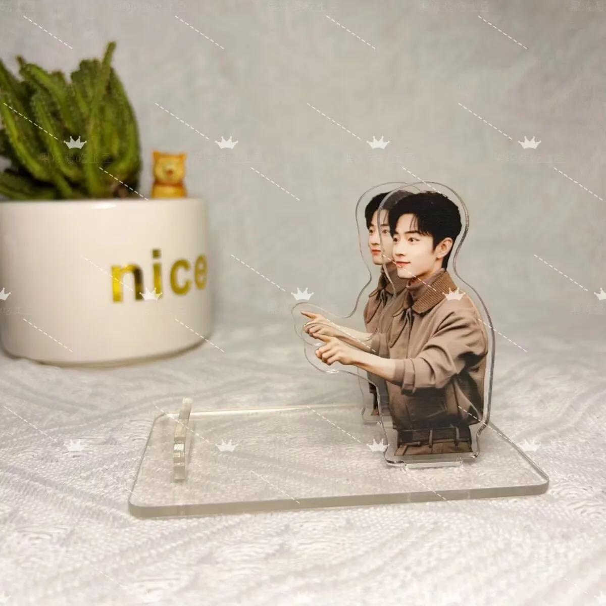 

Xiao Zhan's new standing humanoid mobile phone stand, creative gift, alien lazy artifact, desktop drama chasing ornament