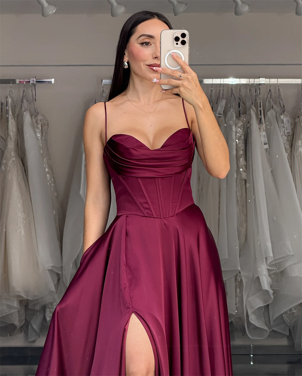 Beshinel فساتين سهرة مخصصة من الساتان بدون حمالات بفتحة جانبية فاخرة أنيقة عنابي بدون أكمام فستان حفلات 2025 مناسبات رسمية #4