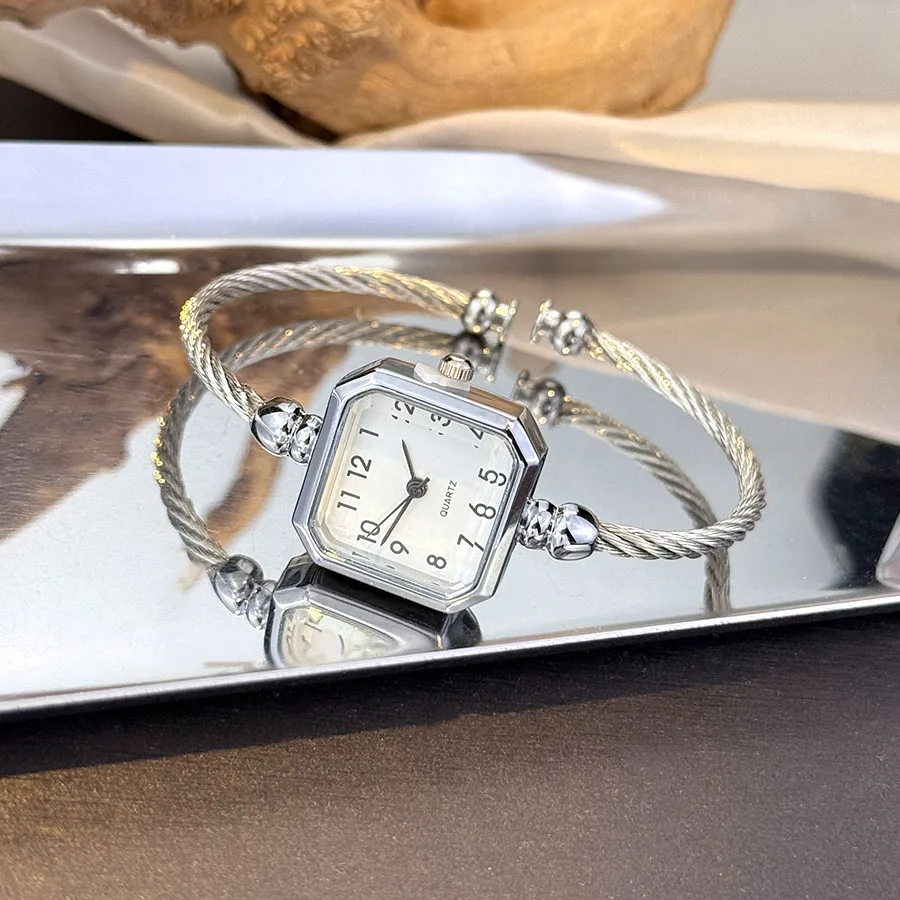 New Fashionable Casual Digital Square Miniature Ladies Quartz Watch Open-Ended Bracelet Watch Stylish Compact Timepiece