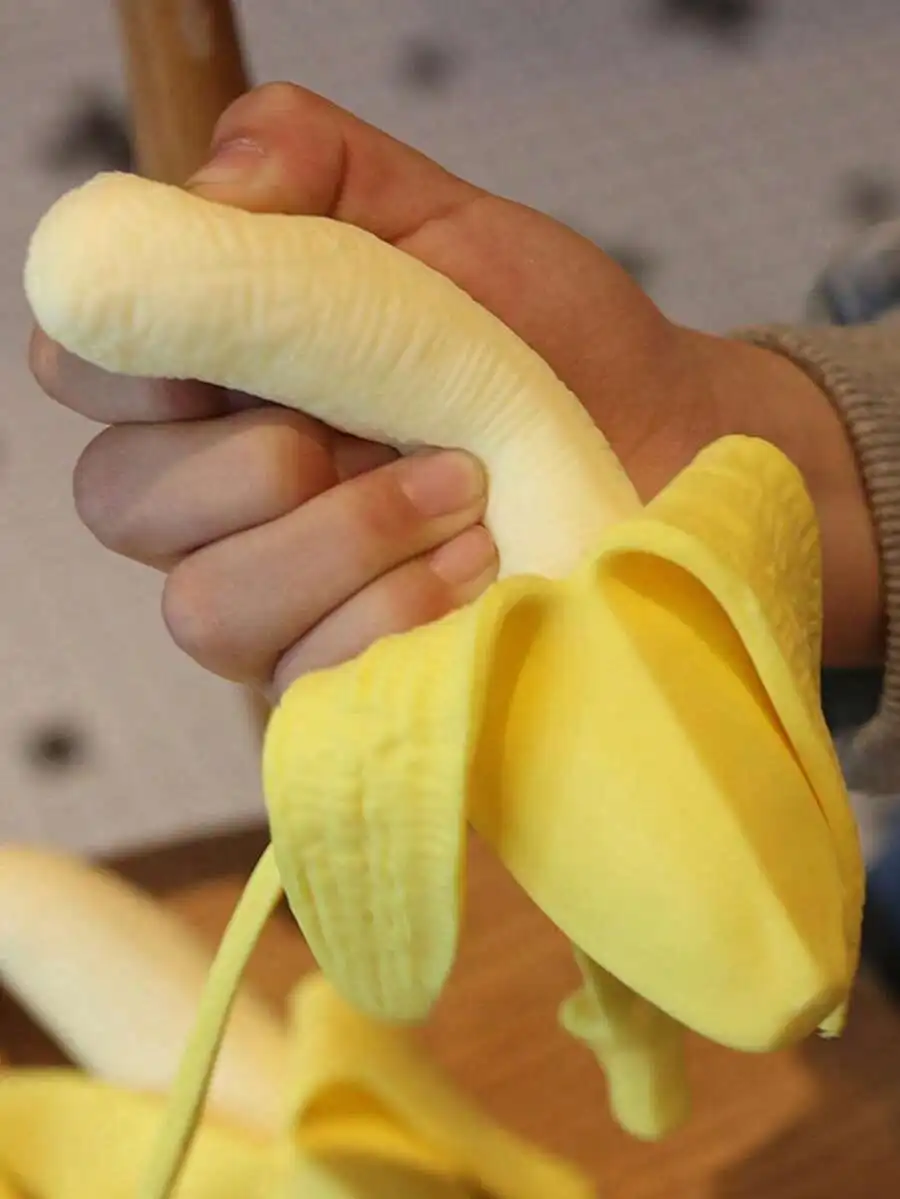 1 Stück Schälbares Bananen-Squishy-Spielzeug, Realistischer Dehnbarer Stressabbau-Quetschball, Neuartiges Fidget-Spielzeug