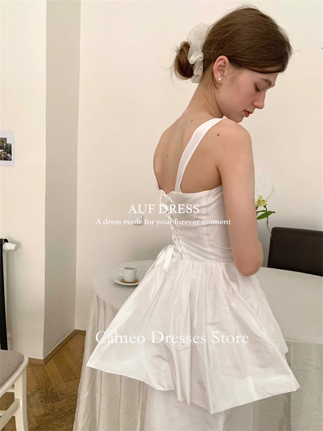 ชุดแต่งงานทรงสี่เหลี่ยมคอวีแบบสั่งตัดของ SONDR ผ้าทาฟต้า ยาวกรอมพื้น สีไอวอรี่ ชุดเจ้าสาวสำหรับผู้หญิง