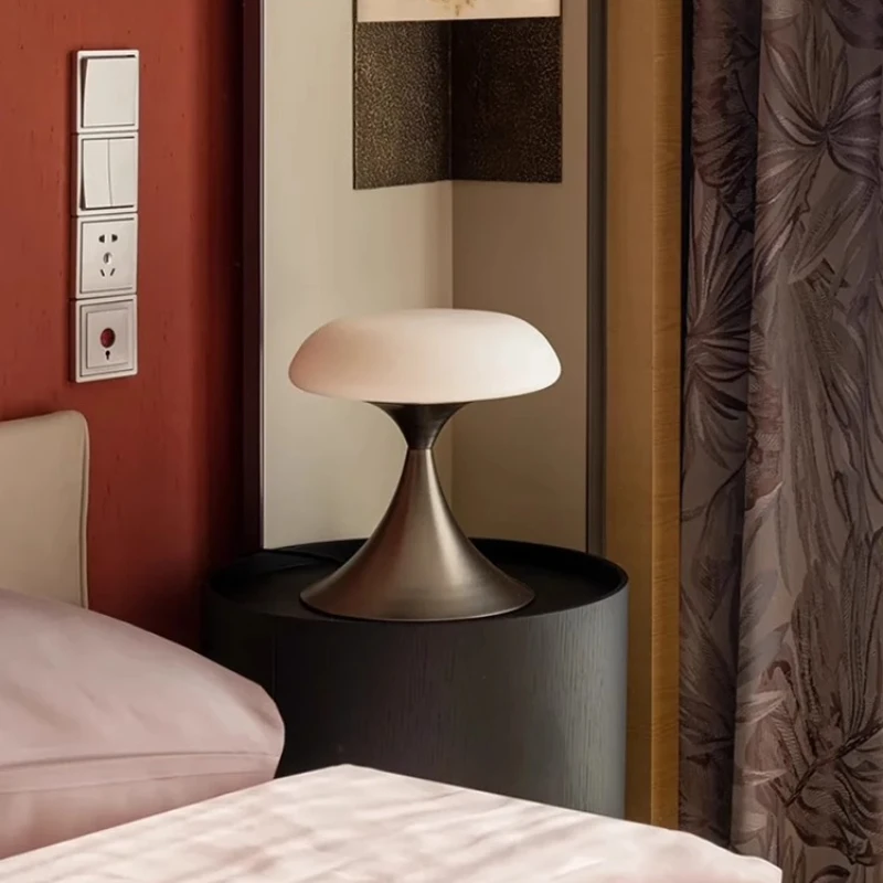 ما بعد الحداثة مصمم مصابيح أرضية حديدية بريق معدني دراسة الزجاج عاكس الضوء مكتب غرفة نوم السرير LED القراءة ليلة الجدول الخفيفة #5