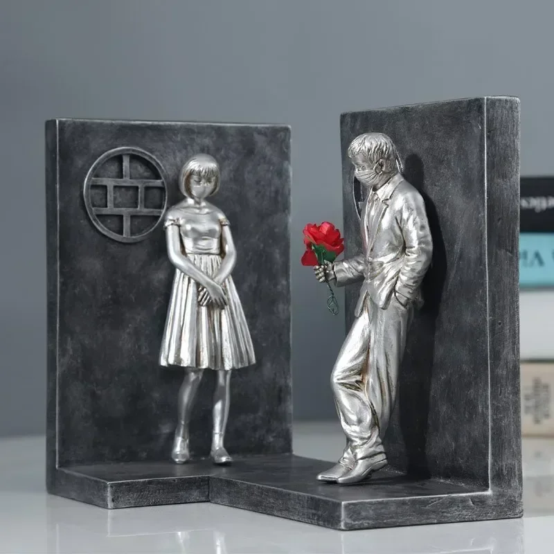 Banksy Style Couple Bookends Gentleman Holding Flower To His Lady Antiqued Silver And Brozen New Modern Creative Ornaments