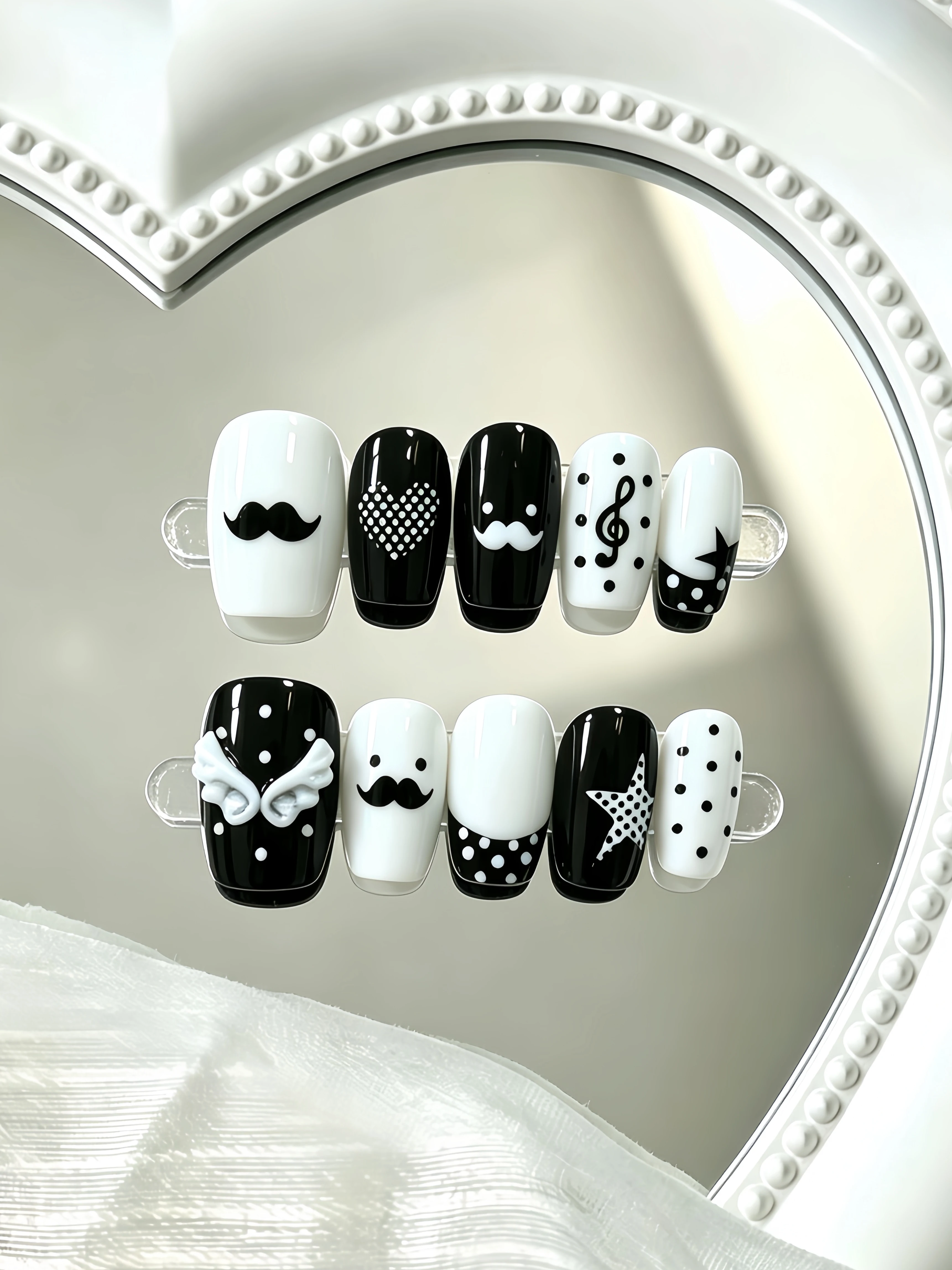 10-Piece Set of Short Square and Round Nails, Black and White Contrasting Polka Dots, Stars, Wings, Musical Notes, Simple Ins-Style Nail Art, Korean Minimalist Sweet and Cool Style Press-On Nails, Halloween Christmas Music Season Y2K Gothic Nail Stickers, Includes Jelly Glue and Nail File