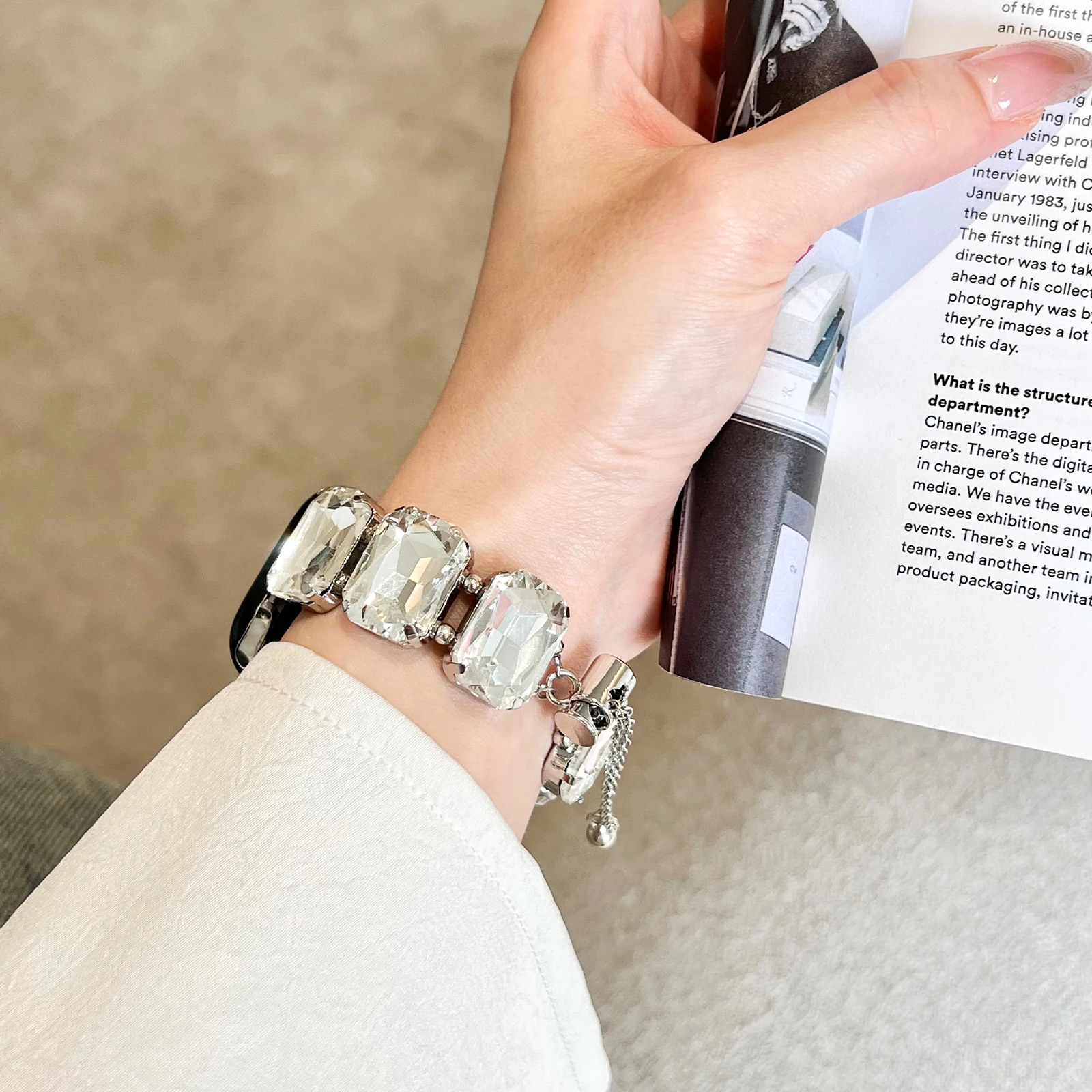 حزام معدني لساعة أبل الفرقة الزجاج الحفر سوار سلسلة ل Iwatch98765SE الترا المرأة جوهرة حزام ل Series40 41 42 44 45 مللي متر