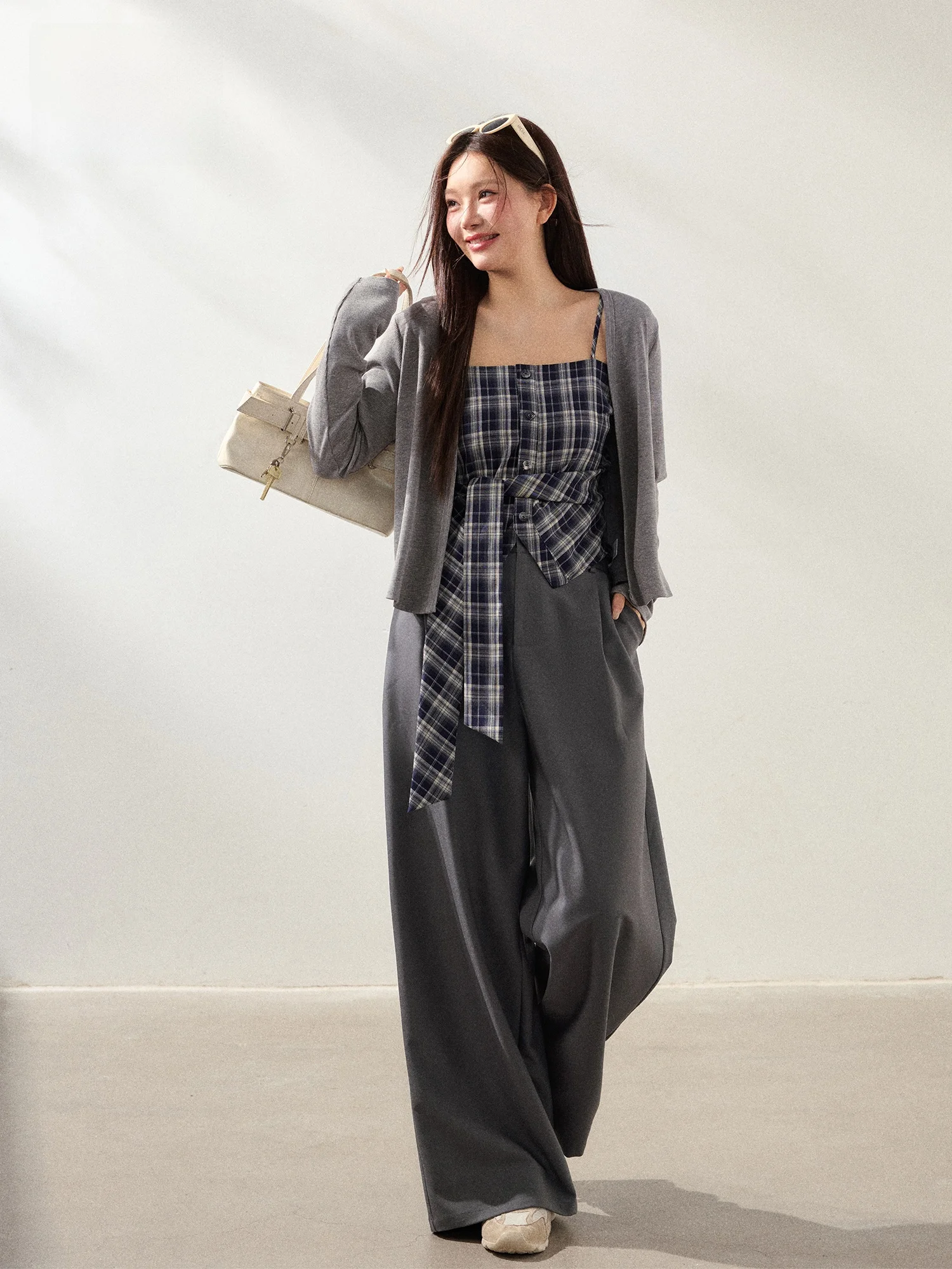 

Женский комплект больших размеров в корейском стиле: серый клетчатый кардиган и брюки, стройнящий силуэт, весенний, модный, повседневный, с высокой талией, с длинными рукавами