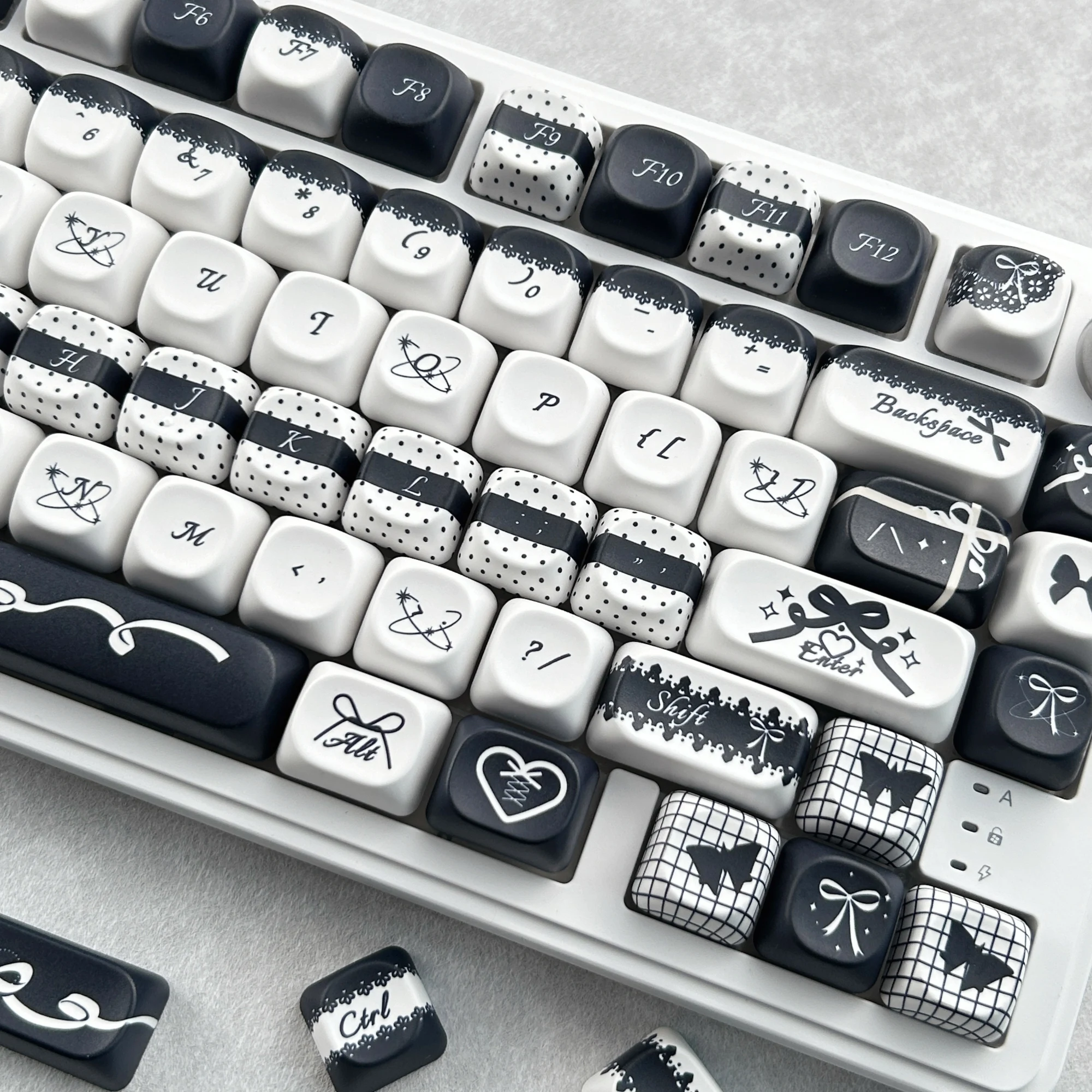 MAIMOOO Czarne Białe Nakładki na Klawisze z Kokardką PBT Custom MOA Profil Okrągłe Słodkie Nakładki z Kokardkami z Koronką na Klawiaturę Mechaniczną Aula, Prezent dla Dziewczyn — zdjęcie produktu 4