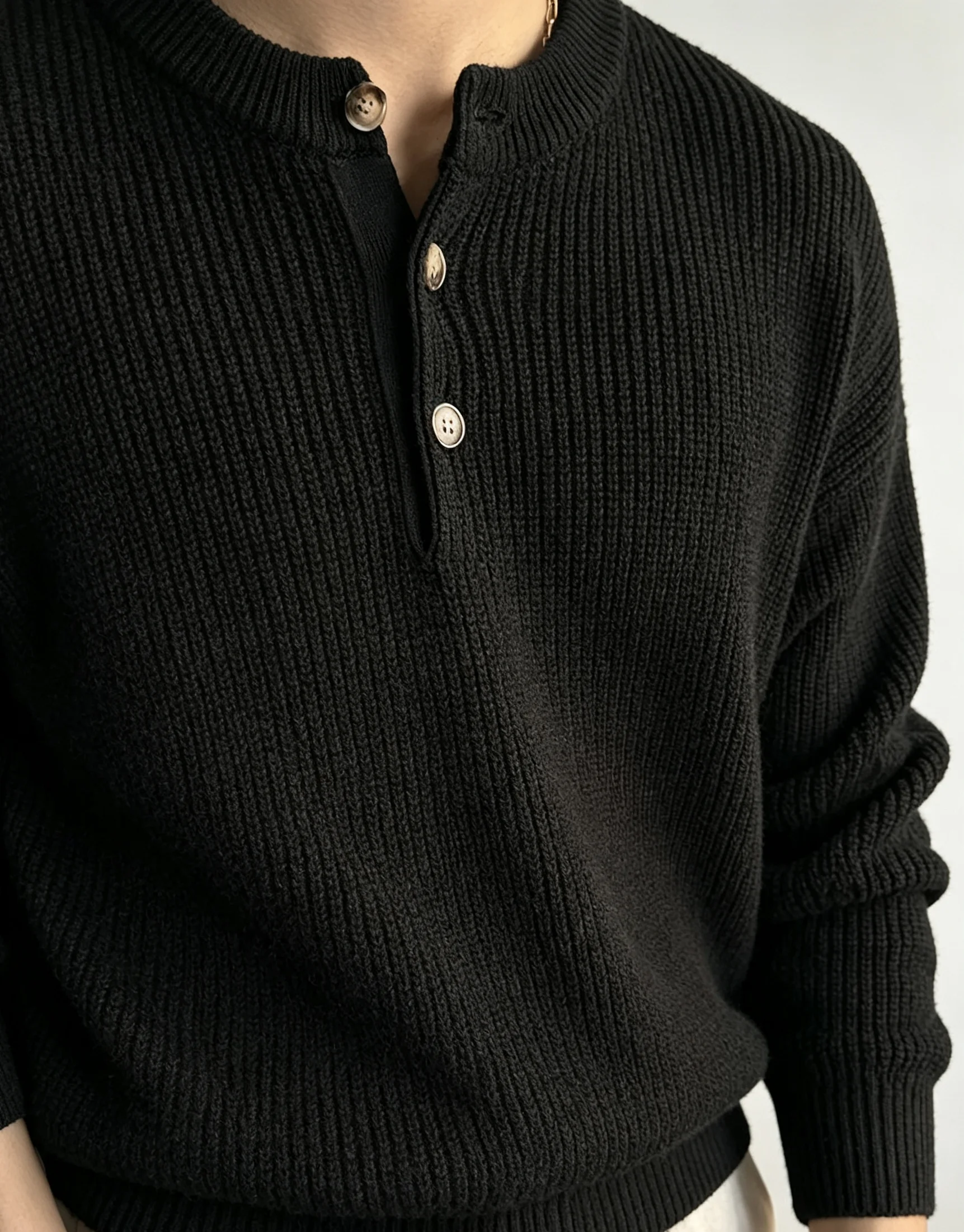 Herren-Pullover mit Henley-Kragen, geripptem Strickmuster, einfarbig schwarz, mit Knöpfen, langärmelig, für Herbst und Winter, lässiger, lockerer Schnitt, strukturierte Strickware. – Detail 7