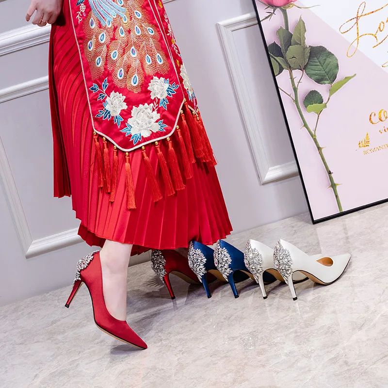 

Новинка 2024, женские туфли на высоком каблуке с острым носком на тонком каблуке, атласная поверхность, большая пряжка со стразами, свадебные туфли, подружки невесты