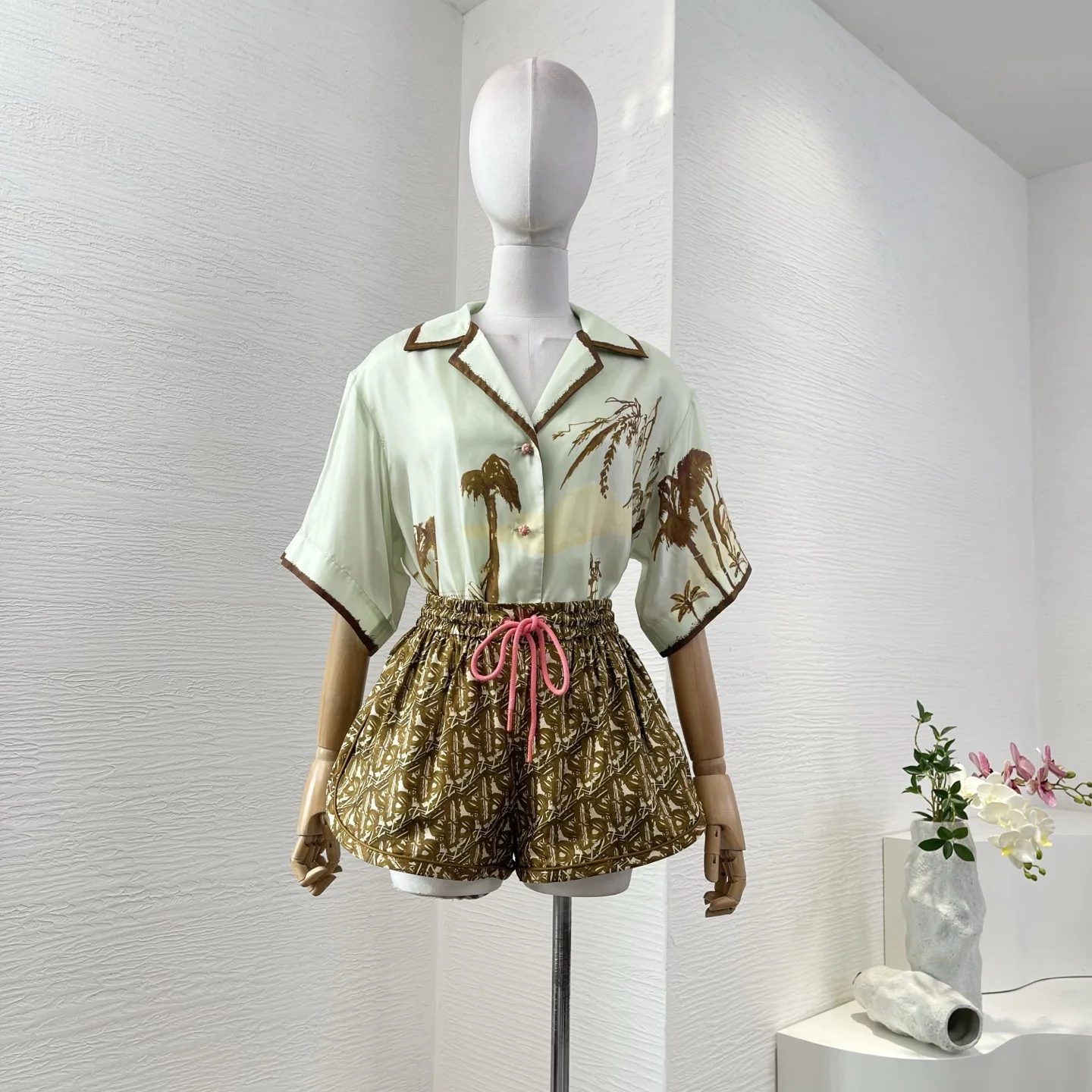 

2025 Latest High Quality Silk Mint Green Short Sleeve Coconut Tree Floral Print Women Blouse Tops and Shorts Set for Holiday