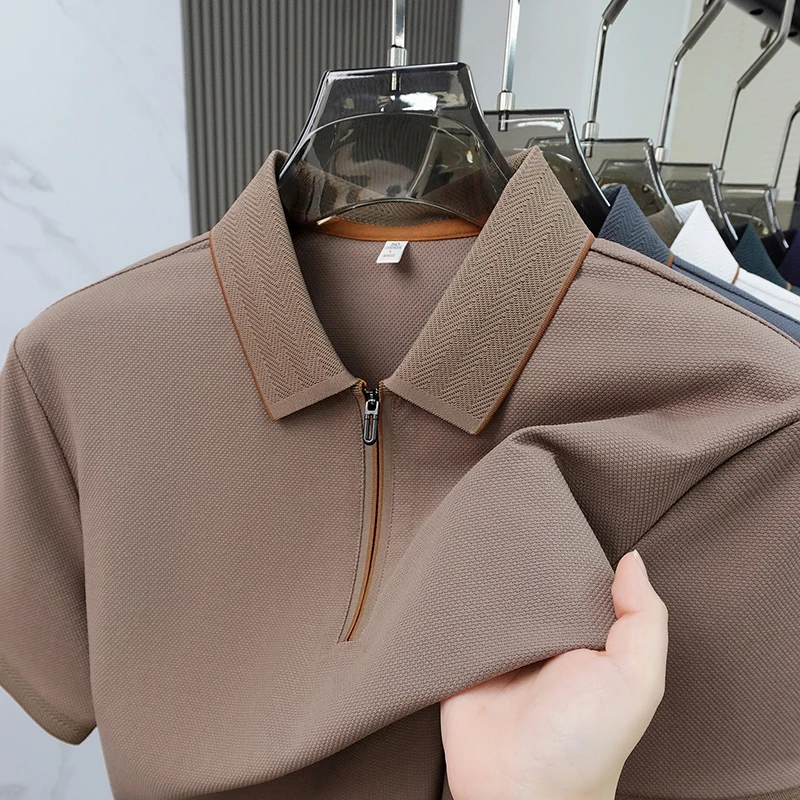 Leicht luxuriöses Marken-Poloshirt für Herren mit kurzen Ärmeln, Sommermode, Reverskragen, Metall-Halbzipper-Design, Boutique-Oberteil, Baumwoll-Freizeit-T-Shirt