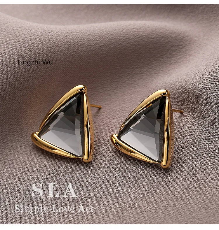 

Lingzhi Wu Gray Triangle Crystal Top Quality Stud Earrings 925 Silver Earrings New Arrival