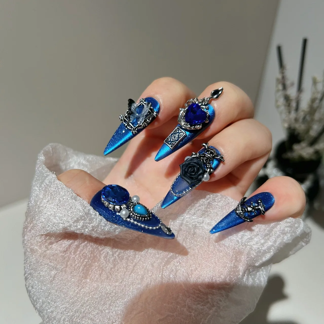 Deep Sea Punk Press-on Nails Set, ABS-Harzbasis mit Legierungsketten/Edelstein/Perlendekor, mehrere Größen für Musikfestivals/Gothic-Outfits/ – Detail 4