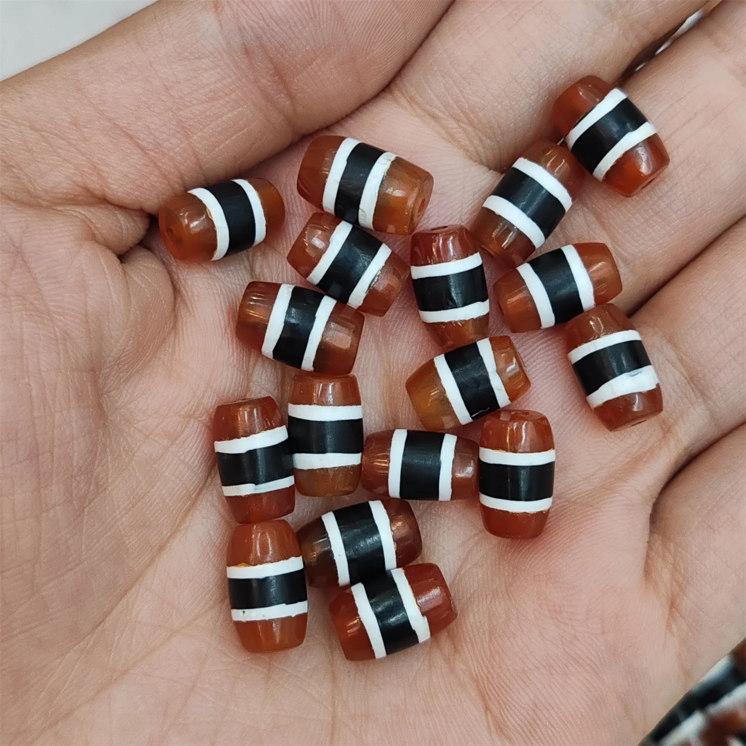 

10pcs/lot Natural Old Agate Dzi Red, black and white Thread beads 12×7mm Weathering lines Raw ore old material Bracelet necklace