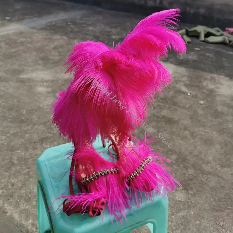 Sandalias de tacón alto con punta abierta, color fucsia, con plumas de pájaro, pedrería brillante y diseño de vendaje con correa al tobillo, estilo pasarela