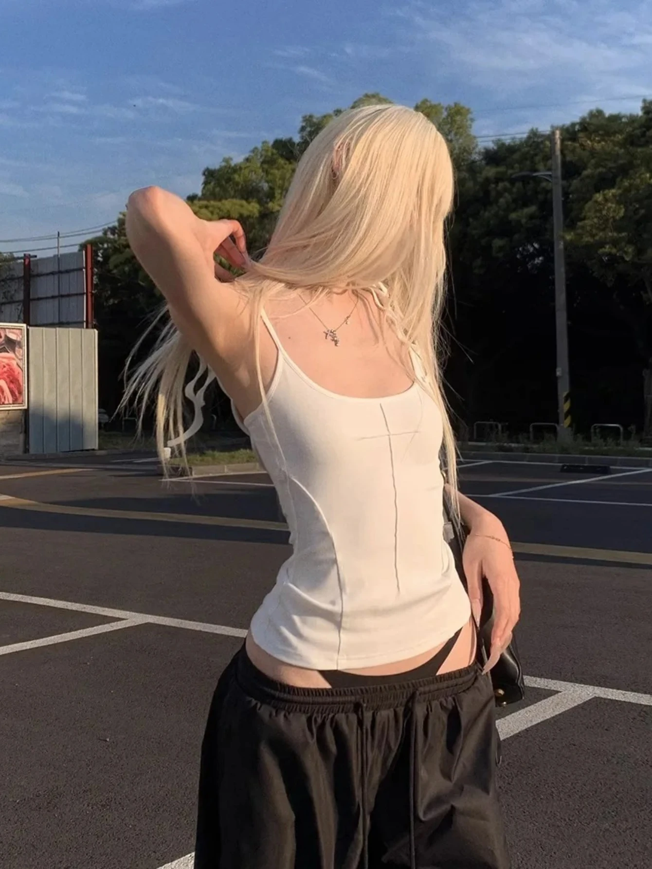 Koszulka na ramiączkach z motywem anielskich skrzydeł, idealna jako odzież wierzchnia, seksowna, z odkrytymi plecami, estetyka dla dziewczyn, modny trend, biały nadruk, uniwersalna na co dzień.