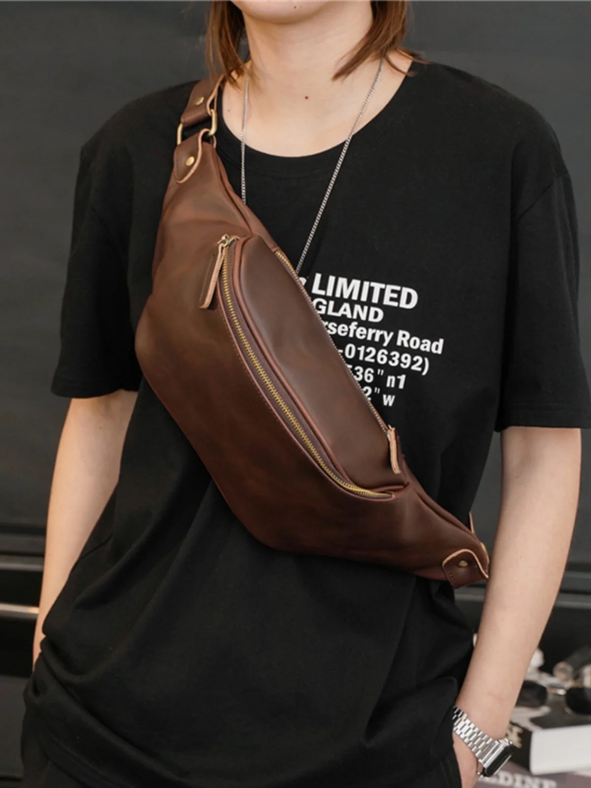 クリーンノック 2025 新メンズファッショナブルなウエストバッグシングルショルダーチェストバッグレトロマッドホースアウトドアカジュアルスモールバッグ