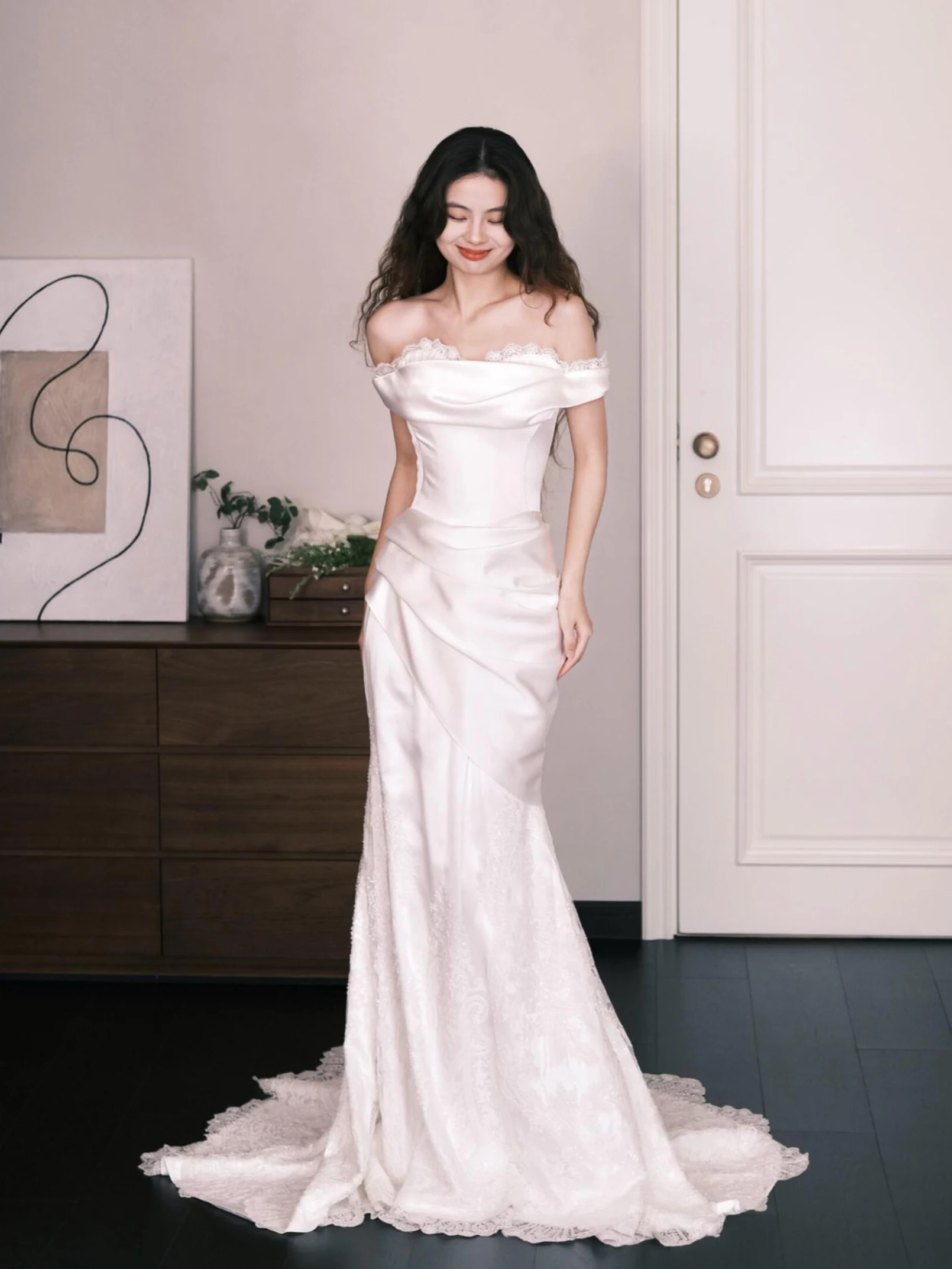 

Элегантное кружевное свадебное платье с одним плечом, фасон «русалка», из мягкого атласа, белое, для использования в отелях.