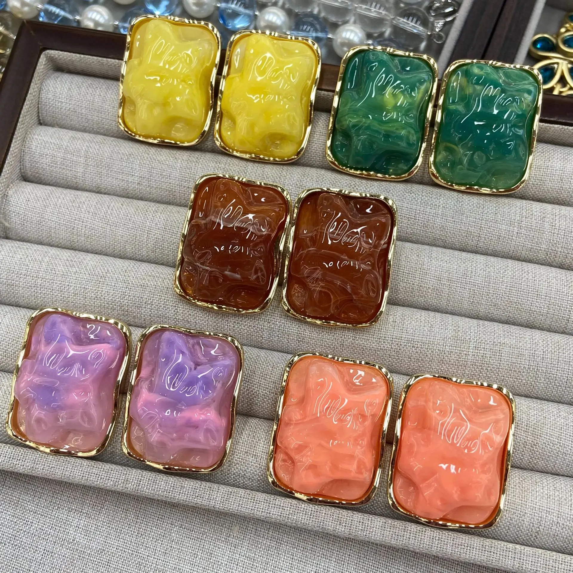 

Женские винтажные квадратные серьги из смолы с градиентом и эффектом водной ряби