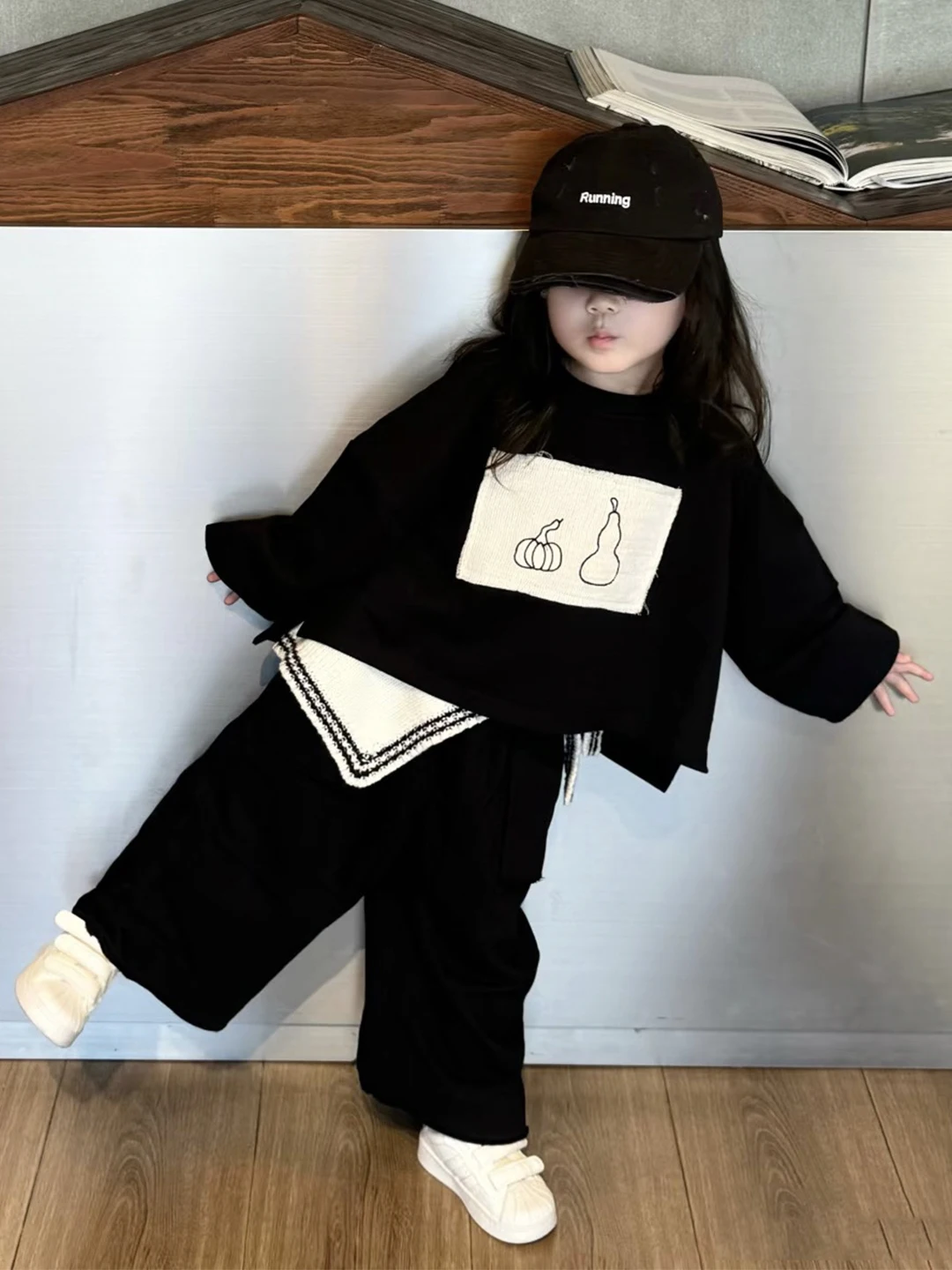 キッズ向けゆったりカジュアルブラックフーディーセット、春の新作ファッション、快適なレイジースタイル、子供服3点セット、コットン素材