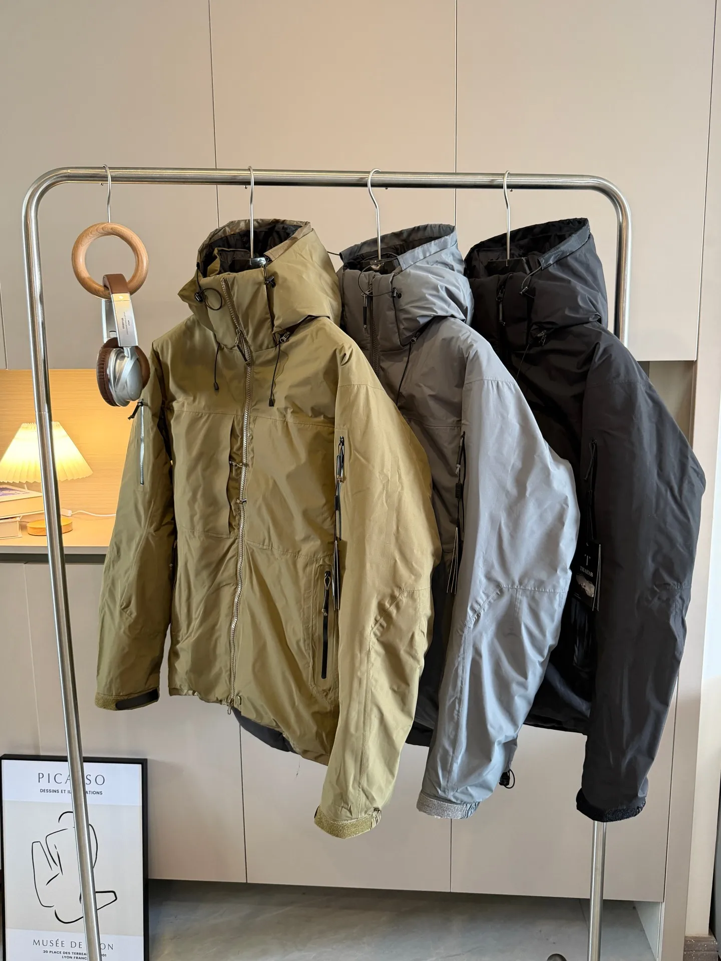 

Outdoor Men's down Jacket Casual Skiing Windproof 90 Duck down All-Weather Hardshell Trendy Zipper Closure Regular Fit