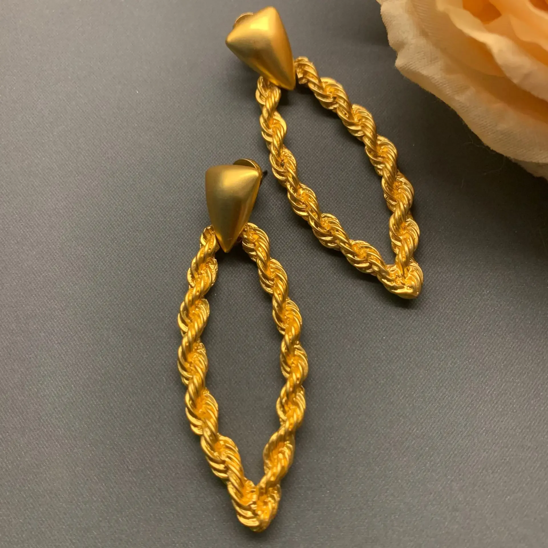 

Exaggerated Vintage Long Twist-like Atmosphere Drop Earrings for Women Banquet Can Be Matched with Eardrop European and American