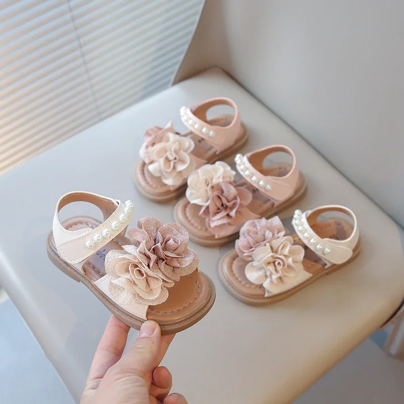 

2025 Summer New Baby Girls Floral Sandals Kids Princess Sweet Beach Sandals with Big Flowers Pearls Beaded Open Toes Anti-skid