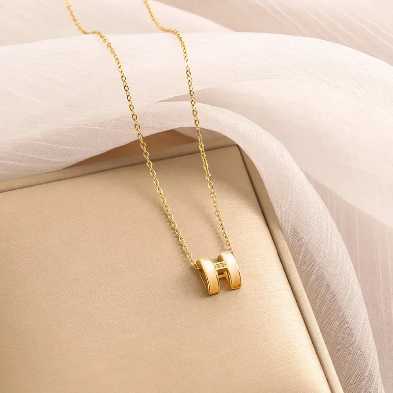 Collar con colgante de piedra de ojo de gato H con incrustaciones de diamantes, un collar de clavícula de moda y de alta gama para mujer