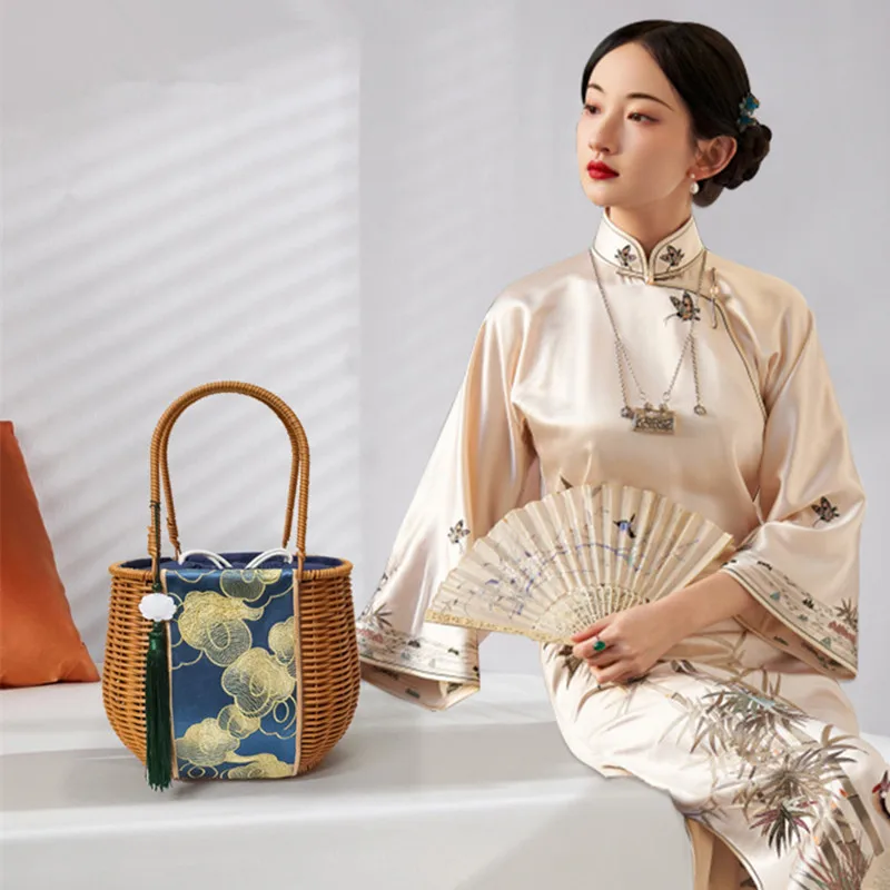 

2025 Women Retro Handmade Rattan Basket Fashion Embroidery Imitation Wicker Handbags Causal Woven Box Bag Lady Party Beach Bag