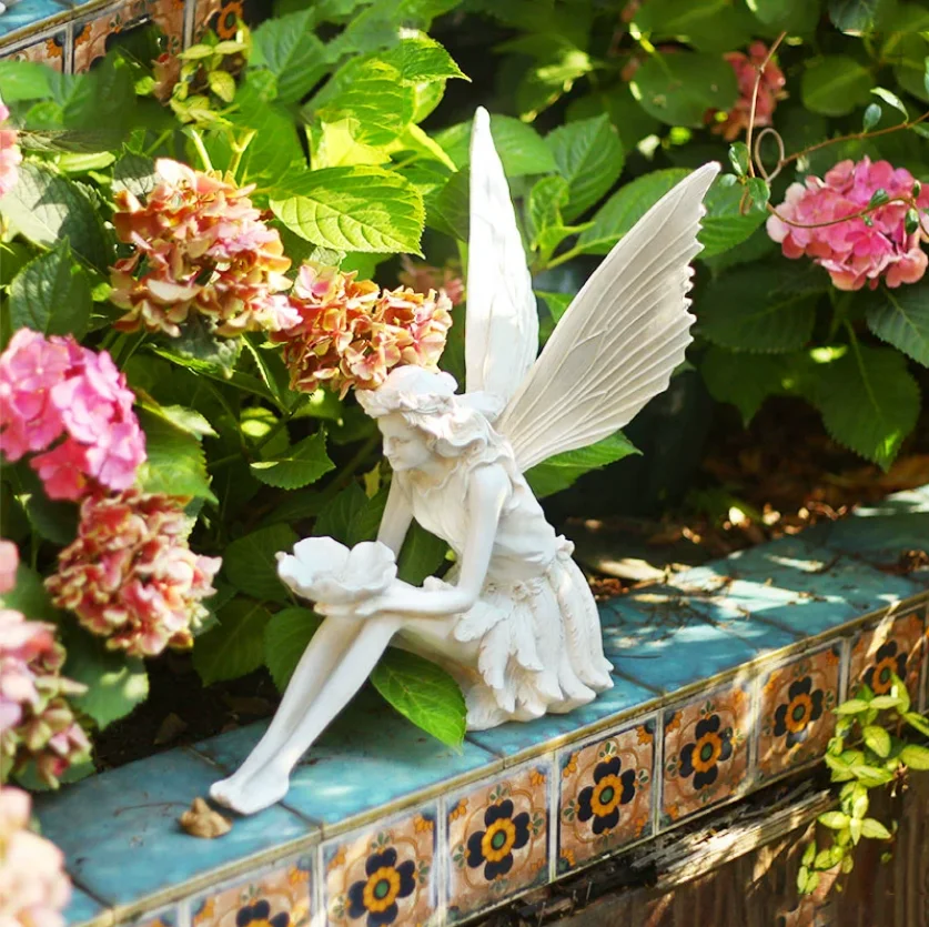 European Retro Vintage Resin Wings Holding Flower Angel Ornaments Courtyard Villa Figurines Decoration Outdoor Garden Crafts Art