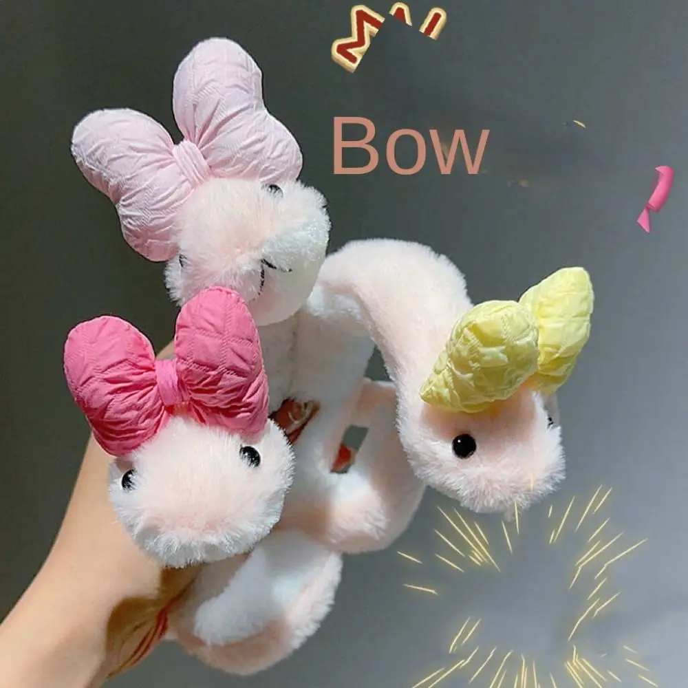 Lindo año del serpiente envolvente alrededor del brazo pequeño serpiente relleno lindo suave serpiente Animal regalo para niños