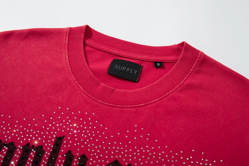 Sommerliches Vintage-T-Shirt für Herren mit roter Waschung und Grafik: Himmel, Wolken, Engel, Cherub, Strass – Lässiges Baumwoll-T-Shirt mit entspannter Passform – Detail 8