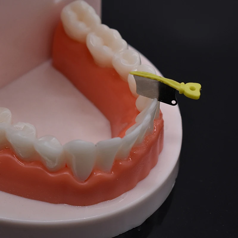 50 sztuk/paczka zębów zębowych osłona na klin międzyproksymalny z metalowym plastikowym nożem klinowym z zabezpieczającą stalową matrycą dentystyczną