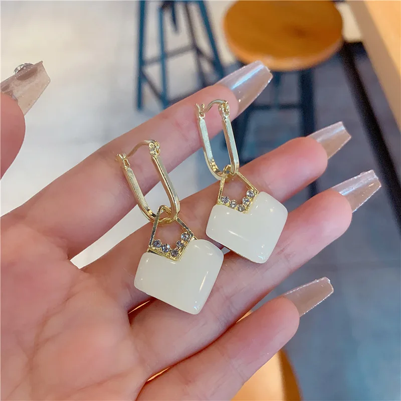 

2025 new trendy niche design temperament earrings, simple and fashionable ear studs