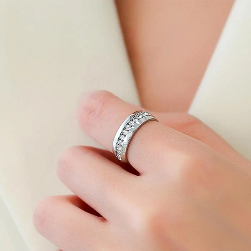 1 Stück stilvoller Ring – gefüttert mit glänzendem synthetischem Zirkon, Unisex-Design