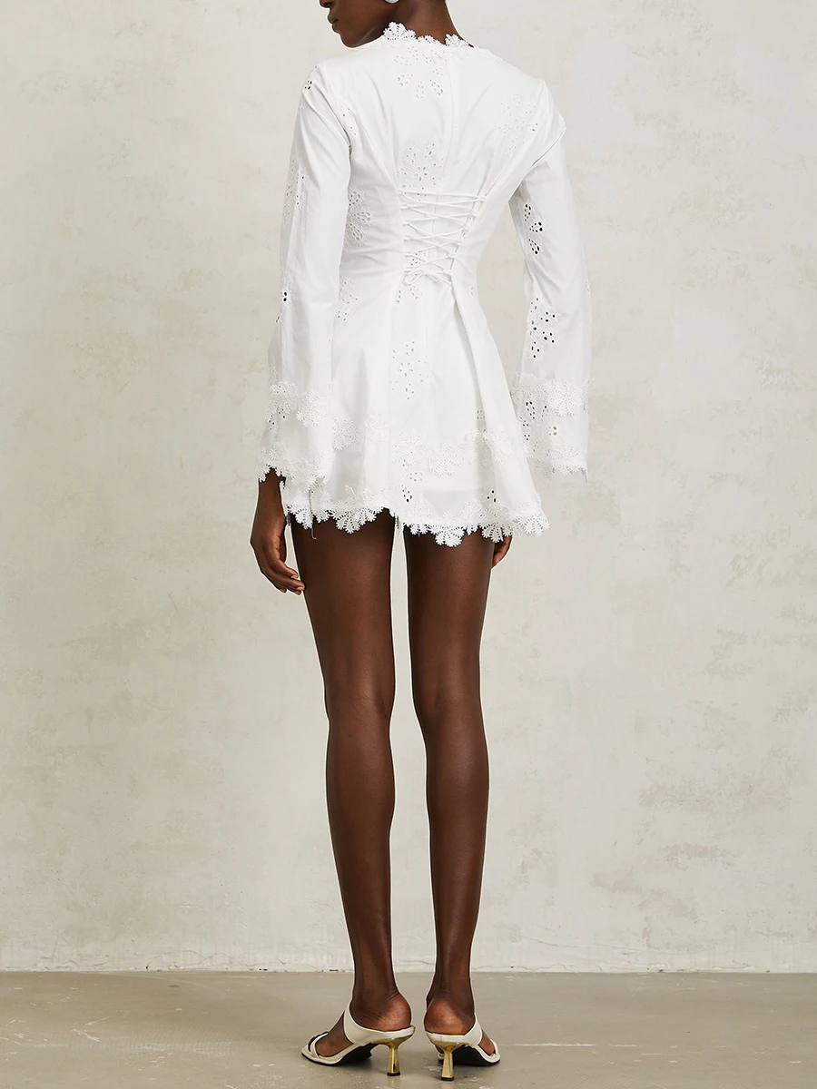 VGH Krótka biała sukienka damska w stylu runway z dekoltem w serek, patchworkiem, ażurowymi detalami, haftem, wyszczuplająca, idealna na plażę i imprezy, model 2026