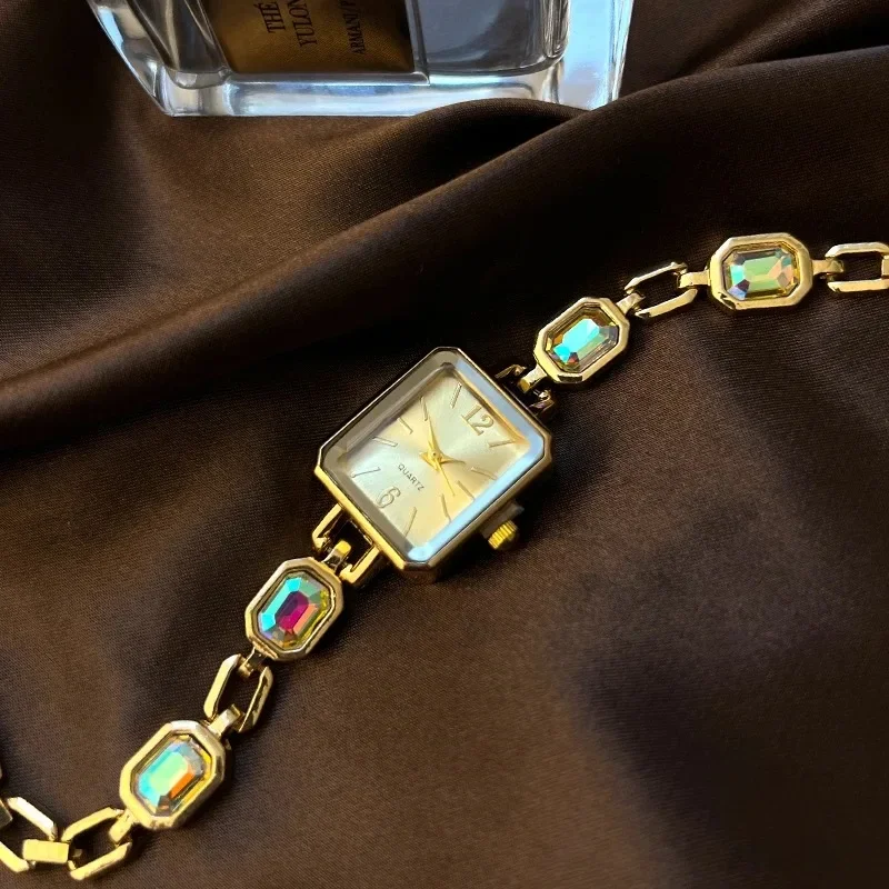 ساعة يد كلاسيكية مستطيلة الشكل بمينا صغير وسوار ماسي للنساء هدية ساعة يد كوارتز ذهبية فاخرة #4