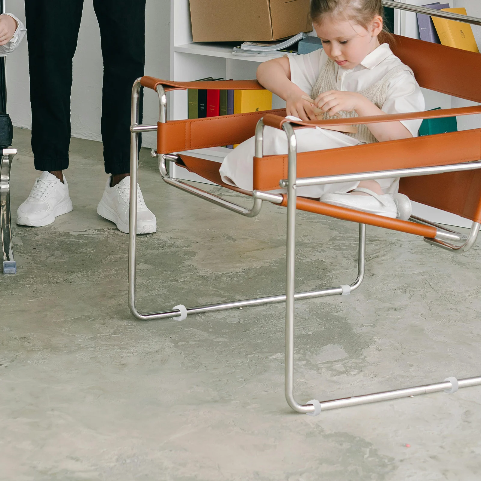 12 szt. Plastikowe nakładki ochronne na nogi krzeseł, osłonki na rury krzeseł, łatwe w montażu, ochraniacze na nóżki mebli, zapobiegające zarysowaniom na twardej podłodze.